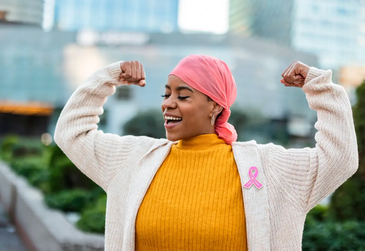 mujer feliz lucha contra el cancer